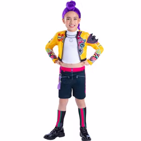 Kind trägt das Rumi Core KPop Demon Hunters Kostüm mit gelber Jacke, Shorts, Beinstulpen und lila Perücke vor weißem Hintergrund.