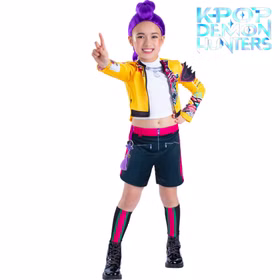 Kind im Rumi Core Kostüm zeigt eine selbstbewusste Pose mit ausgestrecktem Finger, KPop Demon Hunters Logo im Hintergrund.