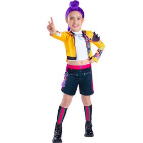 Kind im Rumi Core Kostüm zeigt eine selbstbewusste Pose mit ausgestrecktem Finger, KPop Demon Hunters Logo im Hintergrund.