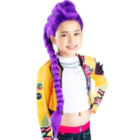 Kind im Rumi Core Kostüm zeigt eine selbstbewusste Pose mit ausgestrecktem Finger, KPop Demon Hunters Logo im Hintergrund.