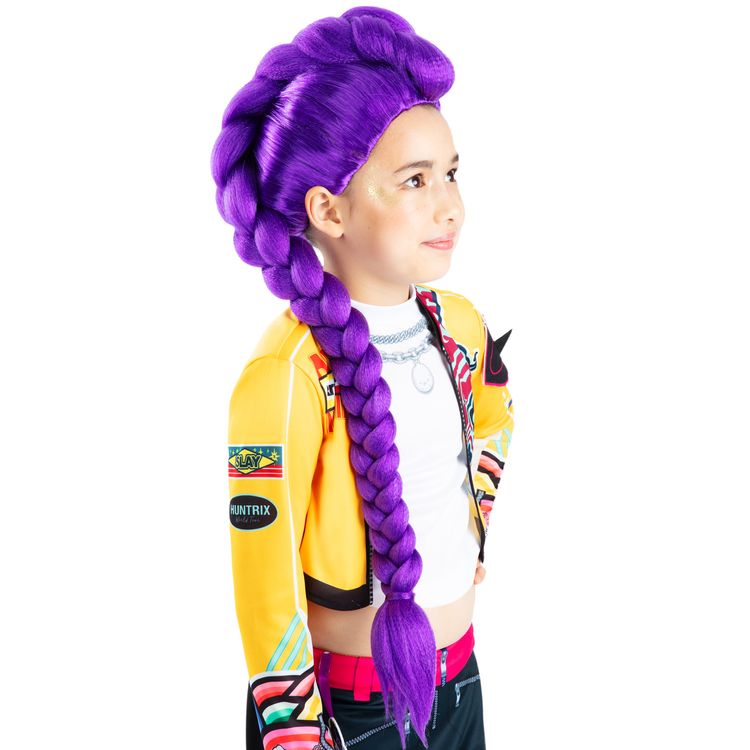 Kind im Rumi Core Kostüm zeigt eine selbstbewusste Pose mit ausgestrecktem Finger, KPop Demon Hunters Logo im Hintergrund.