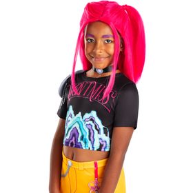 Kind trägt das Mira Core KPop Demon Hunters Kostüm mit pinker Perücke, schwarzem Crop-Top, gelbem Rock und Leggings und zeigt eine selbstbewusste Pose vor weißem Hintergrund.