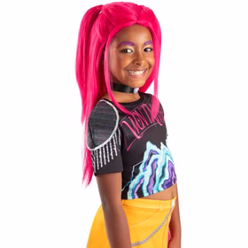 Nahaufnahme des Mira Core Kostüms mit schwarzem Crop-Top, buntem Print, Schulterdetail und pinker Perücke im KPop Demon Hunters Stil.