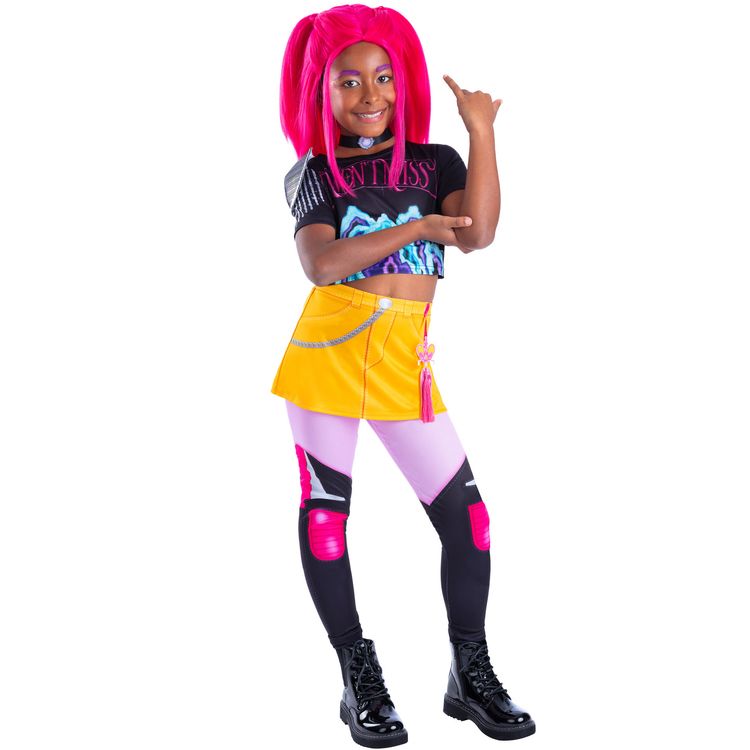 Kind trägt das Mira Core KPop Demon Hunters Kostüm mit pinker Perücke, schwarzem Crop-Top, gelbem Rock und Leggings und zeigt eine selbstbewusste Pose vor weißem Hintergrund.