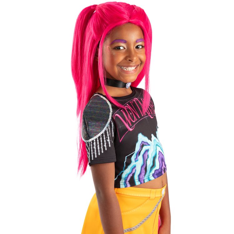 Kind trägt das Mira Core KPop Demon Hunters Kostüm mit pinker Perücke, schwarzem Crop-Top, gelbem Rock und Leggings und zeigt eine selbstbewusste Pose vor weißem Hintergrund.