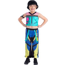 Kind trägt das Zoey Core KPop Demon Hunters Kinderkostüm mit ärmellosem Oberteil, langer Hose, Oberarmband und schwarzer Perücke, frontal vor weißem Hintergrund.