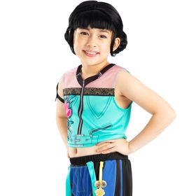 Kind trägt das Zoey Core KPop Demon Hunters Kinderkostüm mit ärmellosem Oberteil, langer Hose, Oberarmband und schwarzer Perücke, frontal vor weißem Hintergrund.