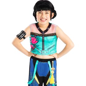 Kind trägt das Zoey Core KPop Demon Hunters Kinderkostüm mit ärmellosem Oberteil, langer Hose, Oberarmband und schwarzer Perücke, frontal vor weißem Hintergrund.