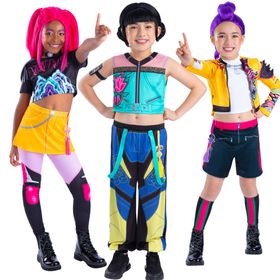 Kind trägt das Zoey Core KPop Demon Hunters Kinderkostüm mit ärmellosem Oberteil, langer Hose, Oberarmband und schwarzer Perücke, frontal vor weißem Hintergrund.