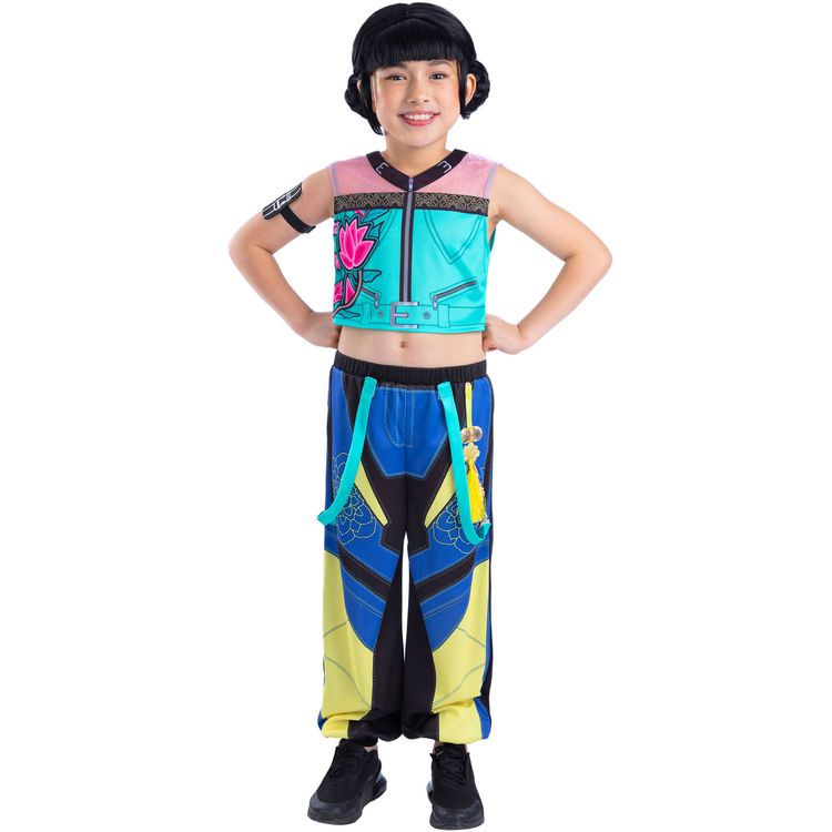 Kind trägt das Zoey Core KPop Demon Hunters Kinderkostüm mit ärmellosem Oberteil, langer Hose, Oberarmband und schwarzer Perücke, frontal vor weißem Hintergrund.