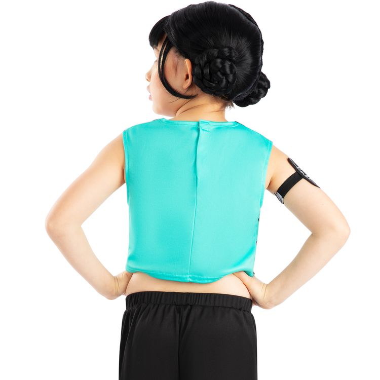 Kind trägt das Zoey Core KPop Demon Hunters Kinderkostüm mit ärmellosem Oberteil, langer Hose, Oberarmband und schwarzer Perücke, frontal vor weißem Hintergrund.