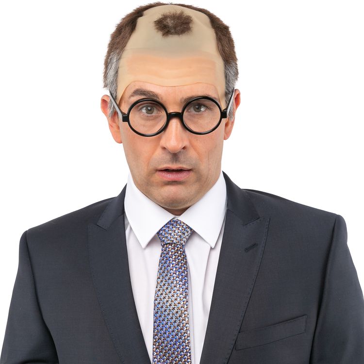 Politiker Perücke Fritze für Herren Ein Mann mit rundem Brillengestell trägt eine witzige Halbglatzen-Perücke aus Latex mit braun-grauen Haaren. Perfekt für humorvolle Auftritte, Fasching oder als Politiker-Parodie.