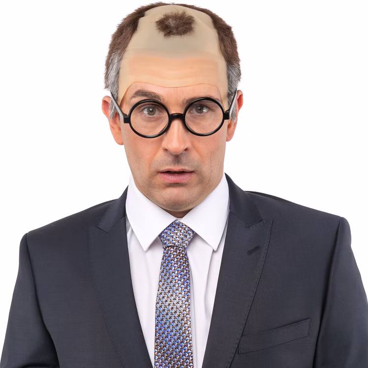 Politiker Perücke Fritze für Herren Kostüm-Zubehör Fasching Karneval Mottoparty Halloween Ein Mann mit rundem Brillengestell trägt eine witzige Halbglatzen-Perücke aus Latex mit braun-grauen Haaren. Perfekt für humorvolle Auftritte, Fasching oder als Politiker-Parodie.
