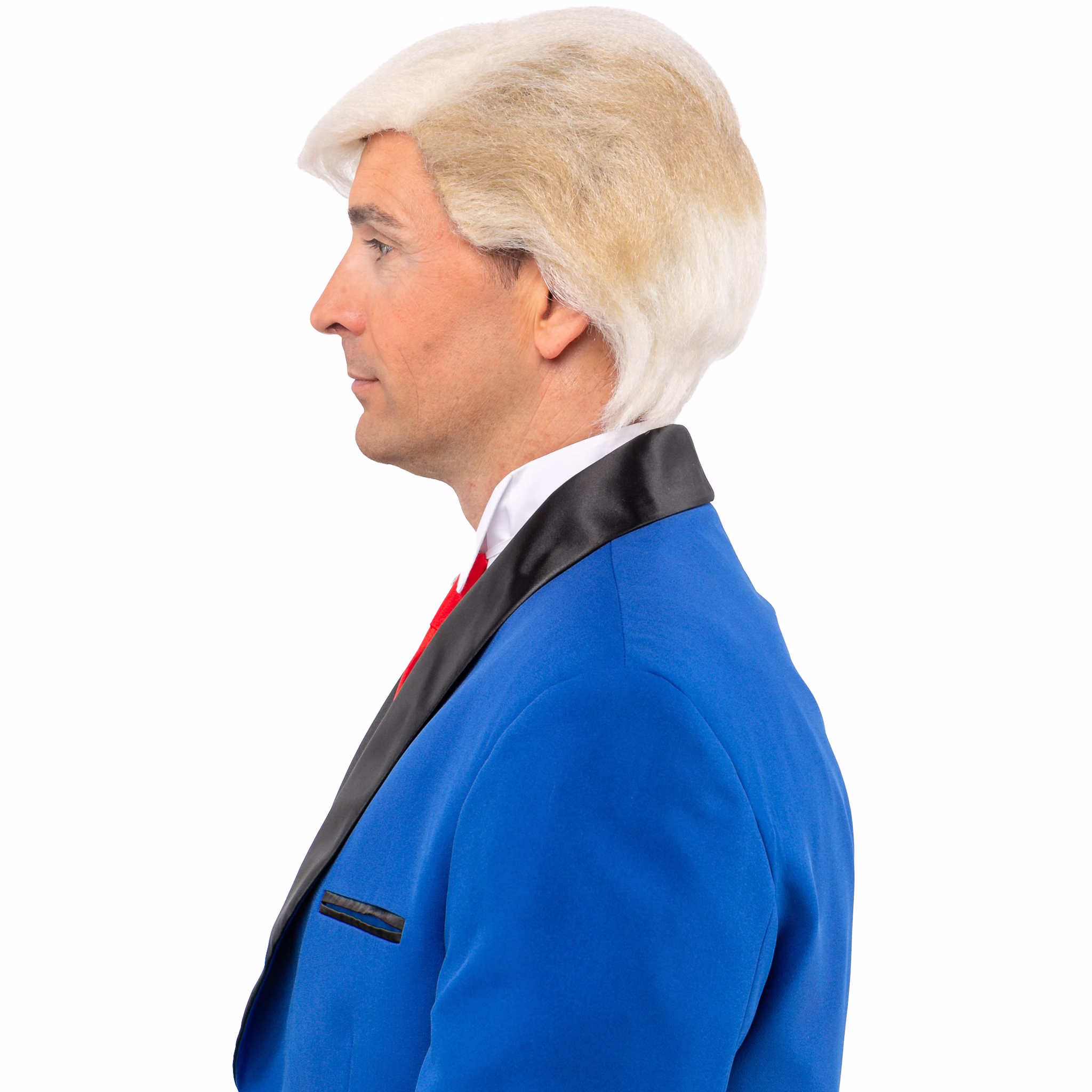 Ein Mann im blauen Sakko mit schwarzem Kragen zeigt im Profil eine blonde Kurzhaarperücke mit typischem Seitenscheitel.