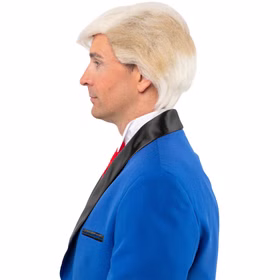 Politiker-Perücke Donald Blond von der Seite. Ein Mann im blauen Sakko mit schwarzem Kragen zeigt im Profil eine blonde Kurzhaarperücke mit typischem Seitenscheitel.