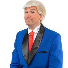 Ein Mann mit blonder Kurzhaarperücke und roter Krawatte lächelt charmant in die Kamera – perfekte Spaßperücke für Karneval und Mottopartys.