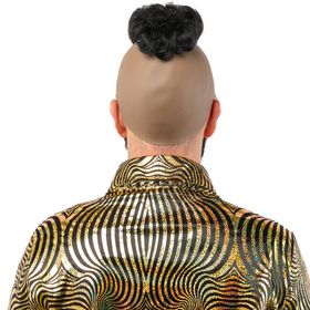 Ein Mann mit schwarzer Hochfrisur-Perücke, Bart, glitzerndem Lippenstift und großer Sonnenbrille. Er trägt ein golden gemustertes Hemd und eine schwere Gliederkette – ein auffälliger Glamour-Look für Karneval oder Mottopartys.