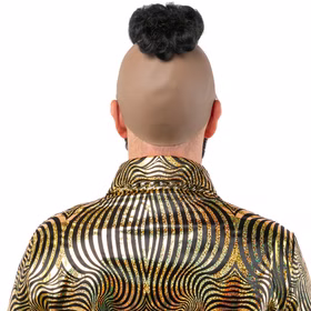 Designer Perücke Schwarz Hochfrisur Glamour Style mit Bart für Herren Kostüm-Zubehör Fasching Karneval Mottoparty JGA Ein Mann trägt eine schwarze Hochfrisur-Perücke mit integriertem Bart. Auf der Rückseite ist die beigefarbene Latexkappe sichtbar, die das Haarteil fixiert. Er trägt ein goldenes Hemd mit auffälligem Muster.
