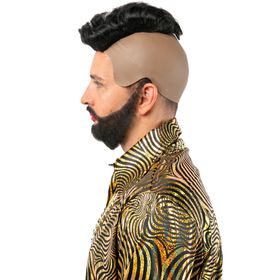 Ein Mann mit schwarzer Hochfrisur-Perücke, Bart, glitzerndem Lippenstift und großer Sonnenbrille. Er trägt ein golden gemustertes Hemd und eine schwere Gliederkette – ein auffälliger Glamour-Look für Karneval oder Mottopartys.