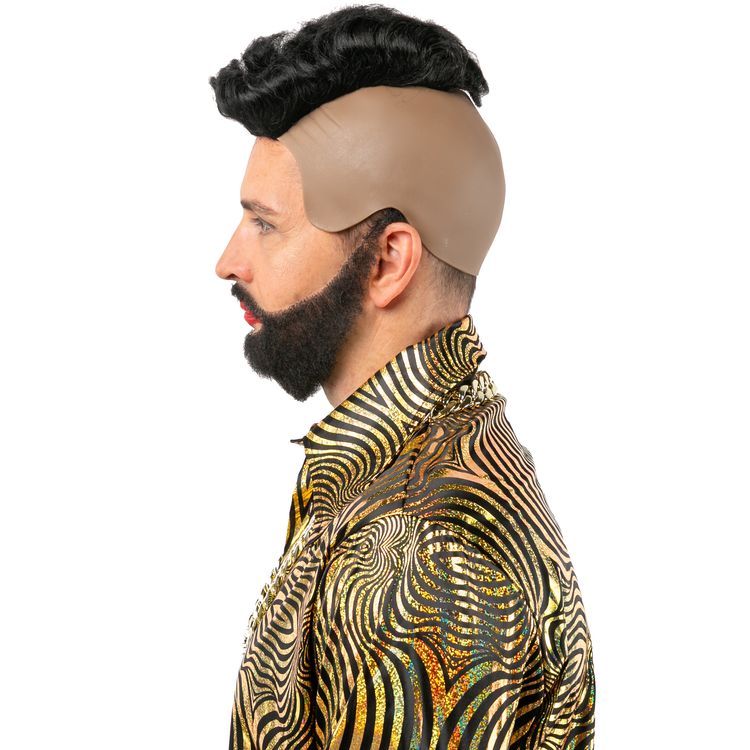 Designer Perücke Schwarz Hochfrisur Glamour Style mit Bart für Herren Ein Mann mit schwarzer Hochfrisur-Perücke, Bart, glitzerndem Lippenstift und großer Sonnenbrille. Er trägt ein golden gemustertes Hemd und eine schwere Gliederkette – ein auffälliger Glamour-Look für Karneval oder Mottopartys.