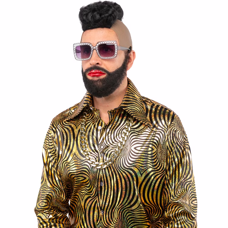 Designer Perücke Schwarz Hochfrisur Glamour Style mit Bart für Herren Kostüm-Zubehör Fasching Karneval Mottoparty JGA Ein Mann mit schwarzer Hochfrisur-Perücke, Bart, glitzerndem Lippenstift und großer Sonnenbrille. Er trägt ein golden gemustertes Hemd und eine schwere Gliederkette – ein auffälliger Glamour-Look für Karneval oder Mottopartys.
