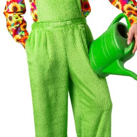 Vorderansicht des kompletten Kostüms: Der Mann steht mit einer grünen Gießkanne in der Hand, trägt eine grüne Latzhose mit Sonnenblumenknöpfen und ein buntes Hemd – ein witziges Outfit für Fasching oder Mottopartys.