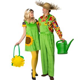 Vorderansicht des kompletten Kostüms: Der Mann steht mit einer grünen Gießkanne in der Hand, trägt eine grüne Latzhose mit Sonnenblumenknöpfen und ein buntes Hemd – ein witziges Outfit für Fasching oder Mottopartys.