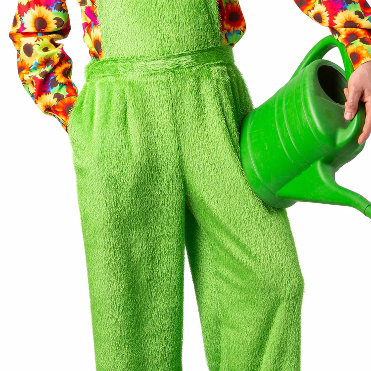 Gärtner Kostüm Latzhose Grüne Wiese Sunflower für Herren Gr. 46-60 Berufe Gärtnerkostüm Fasching Karneval Mottoparty Paar- und Gruppenkostüme Detailaufnahme der grünen Latzhose aus flauschigem Strukturstoff. Eine Hand steckt in der Hosentasche, daneben steht eine grüne Gießkanne – das Material wirkt weich und wiesenartig.