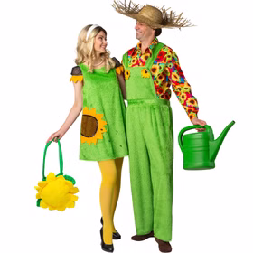 Ein Paar im Partnerkostüm: Die Frau trägt ein grünes Kleid mit Sonnenblumenmotiv und gelber Strumpfhose, der Mann eine grüne Latzhose mit buntem Hemd. Beide lächeln sich an – sie hält eine Tasche in Sonnenblumenform, er eine grüne Gießkanne.