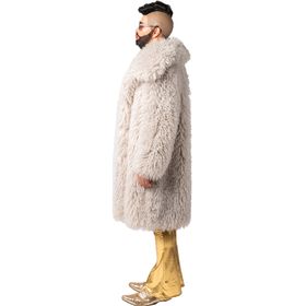 Vorderansicht des kompletten Outfits: Der Mann trägt einen langen sandfarbenen Plüschmantel mit XXL-Kragen, darunter ein golden gemustertes Hemd und glänzende Schlaghosen – ein auffälliger Retro-Look im Glamour-Stil.