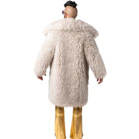 Vorderansicht des kompletten Outfits: Der Mann trägt einen langen sandfarbenen Plüschmantel mit XXL-Kragen, darunter ein golden gemustertes Hemd und glänzende Schlaghosen – ein auffälliger Retro-Look im Glamour-Stil.