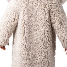 Vorderansicht des kompletten Outfits: Der Mann trägt einen langen sandfarbenen Plüschmantel mit XXL-Kragen, darunter ein golden gemustertes Hemd und glänzende Schlaghosen – ein auffälliger Retro-Look im Glamour-Stil.