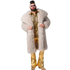 Vorderansicht des kompletten Outfits: Der Mann trägt einen langen sandfarbenen Plüschmantel mit XXL-Kragen, darunter ein golden gemustertes Hemd und glänzende Schlaghosen – ein auffälliger Retro-Look im Glamour-Stil.
