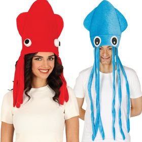 Frau trägt einen leuchtend roten Tintenfisch-Hut mit großen weißen Augen und herabhängenden Tentakeln. Der Oktopus sitzt witzig auf dem Kopf, das Kostümaccessoire sorgt für humorvollen Partylook.