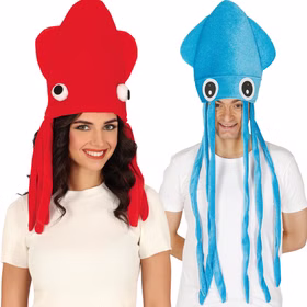 Zwei Personen tragen Spaß-Hüte in Oktopus-Form: links ein roter, rechts ein blauer Tintenfisch-Hut. Beide lachen und präsentieren die langen Tentakel, die fröhlich ins Gesicht hängen.