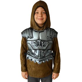 Ein lächelndes Kind in einem goldbraunen Kettenhemd trägt eine silberne Gladiator-Rüstung und hält zwei Spielzeug-Schwerter in den Händen, jeweils eines links und rechts.