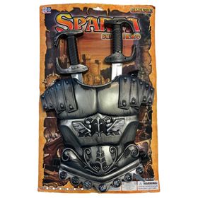 Ein lächelndes Kind in einem goldbraunen Kettenhemd trägt eine silberne Gladiator-Rüstung und hält zwei Spielzeug-Schwerter in den Händen, jeweils eines links und rechts.