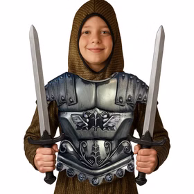 Ein lächelndes Kind in einem goldbraunen Kettenhemd trägt eine silberne Gladiator-Rüstung und hält zwei Spielzeug-Schwerter in den Händen, jeweils eines links und rechts.