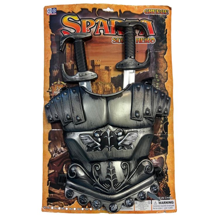 Ein lächelndes Kind in einem goldbraunen Kettenhemd trägt eine silberne Gladiator-Rüstung und hält zwei Spielzeug-Schwerter in den Händen, jeweils eines links und rechts.