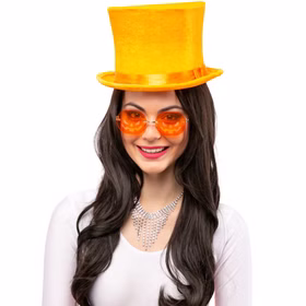 Zylinder Orange Aperitif Hut aus Samt 15,5 cm hoch für Erwachsene Kostüm-Zubehör Fasching Karneval Mottoparty JGA Eine Frau trägt einen leuchtend orangefarbenen Zylinder aus Samt und passende orange Sonnenbrille. Sie lächelt freundlich in die Kamera.