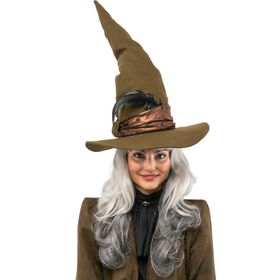 Eine Frau trägt einen olivgrünen Hexenhut mit spitzer, leicht gebogener Form. Der Hut ist mit einem glänzenden kupferfarbenen Band und einer schwarzen Feder verziert. Sie hat eine graue Perücke und trägt ein braunes Kostüm mit schwarzer Bluse.