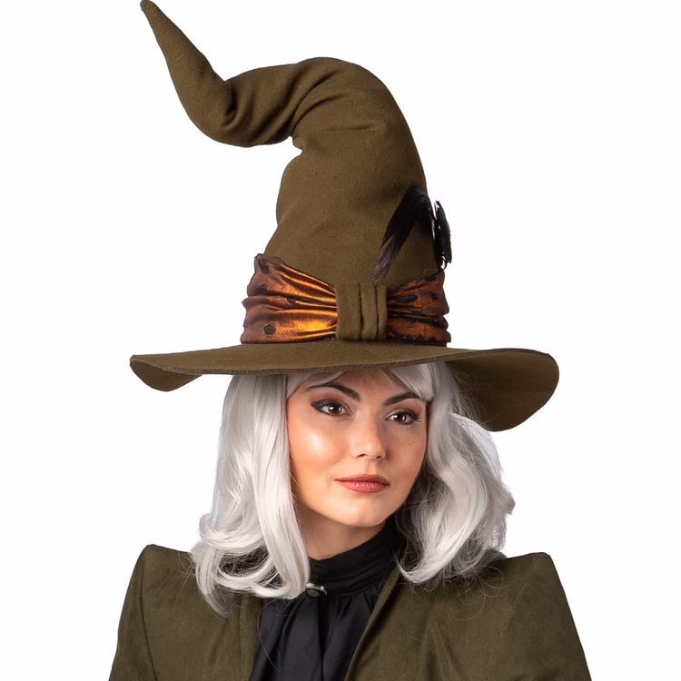 Hexen Hut Zauberin Minerva Halloween Olivgün für Damen Kostüm-Zubehör Märchen Hexe Zauberin Fasching Karneval Mottparty Halloween Eine Frau trägt einen olivgrünen Hexenhut mit spitzer, leicht gebogener Form. Der Hut ist mit einem glänzenden kupferfarbenen Band und einer schwarzen Feder verziert. Sie hat eine graue Perücke und trägt ein braunes Kostüm mit schwarzer Bluse.