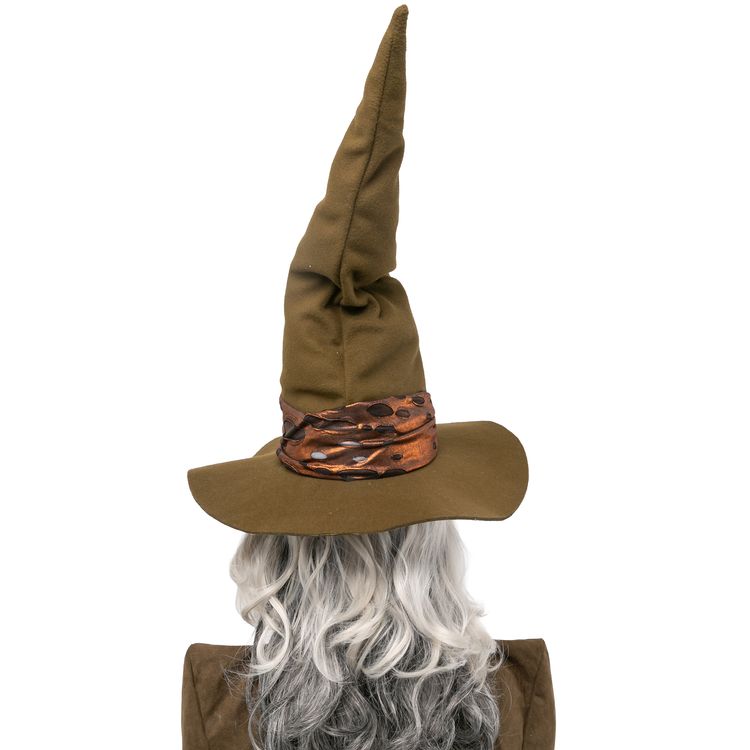 Hexen Hut Zauberin Minerva Halloween Olivgün für Damen Eine Frau trägt einen olivgrünen Hexenhut mit spitzer, leicht gebogener Form. Der Hut ist mit einem glänzenden kupferfarbenen Band und einer schwarzen Feder verziert. Sie hat eine graue Perücke und trägt ein braunes Kostüm mit schwarzer Bluse.
