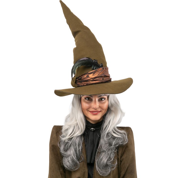 Hexen Hut Zauberin Minerva Halloween Olivgün für Damen Eine Frau trägt einen olivgrünen Hexenhut mit spitzer, leicht gebogener Form. Der Hut ist mit einem glänzenden kupferfarbenen Band und einer schwarzen Feder verziert. Sie hat eine graue Perücke und trägt ein braunes Kostüm mit schwarzer Bluse.