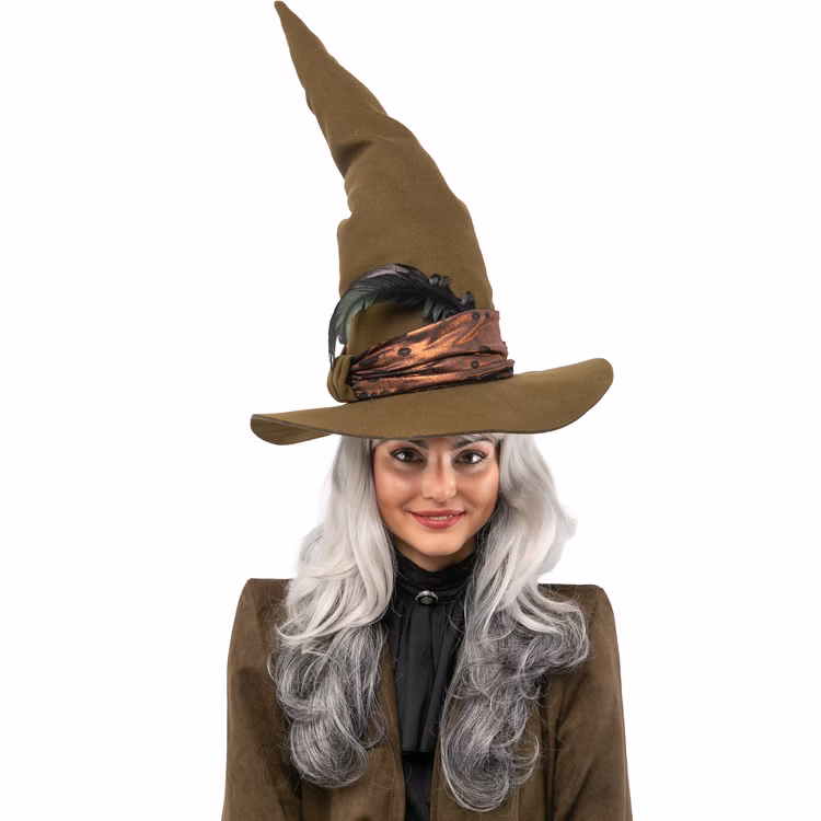 Hexen Hut Zauberin Minerva Halloween Olivgün für Damen Kostüm-Zubehör Märchen Hexe Zauberin Fasching Karneval Mottparty Halloween Frontansicht einer lächelnden Frau mit silbergrauer Perücke und olivgrünem Hexenhut. Der Hut hat eine breite Krempe, ein glänzendes kupferfarbenes Band und eine schwarze Feder als Verzierung.