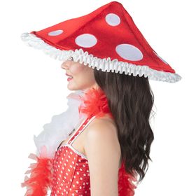 Frontansicht einer lächelnden Frau mit rotem Fliegenpilz-Hut. Der Hut hat große weiße Punkte und einen weißen Rüschenrand. Sie trägt ein rotes Kleid mit weißen Punkten und eine weiße Federboa um den Hals.