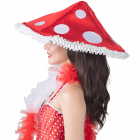 Fliegenpilz Hut Rot mit Punkten und Rüschen Märchen-Hut für Erwachsene Kostüm-Zubehör Fasching Karneval Mottoparty DIY-Kostüme Seitenansicht einer Frau mit dunklen, gewellten Haaren. Sie trägt einen auffälligen roten Fliegenpilz-Hut mit weißen Punkten und Rüschenrand sowie ein rot-weiß gepunktetes Kleid und eine rote Federboa.