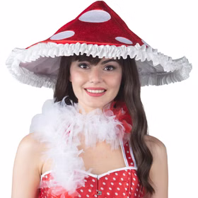 Fliegenpilz Hut Rot mit Punkten und Rüschen Märchen-Hut für Erwachsene Kostüm-Zubehör Fasching Karneval Mottoparty DIY-Kostüme Frontansicht einer lächelnden Frau mit rotem Fliegenpilz-Hut. Der Hut hat große weiße Punkte und einen weißen Rüschenrand. Sie trägt ein rotes Kleid mit weißen Punkten und eine weiße Federboa um den Hals.