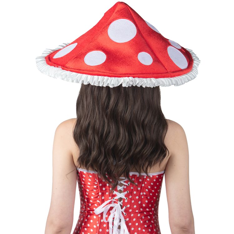 Fliegenpilz Hut Rot mit Punkten und Rüschen Märchen-Hut für Erwachsene Frontansicht einer lächelnden Frau mit rotem Fliegenpilz-Hut. Der Hut hat große weiße Punkte und einen weißen Rüschenrand. Sie trägt ein rotes Kleid mit weißen Punkten und eine weiße Federboa um den Hals.