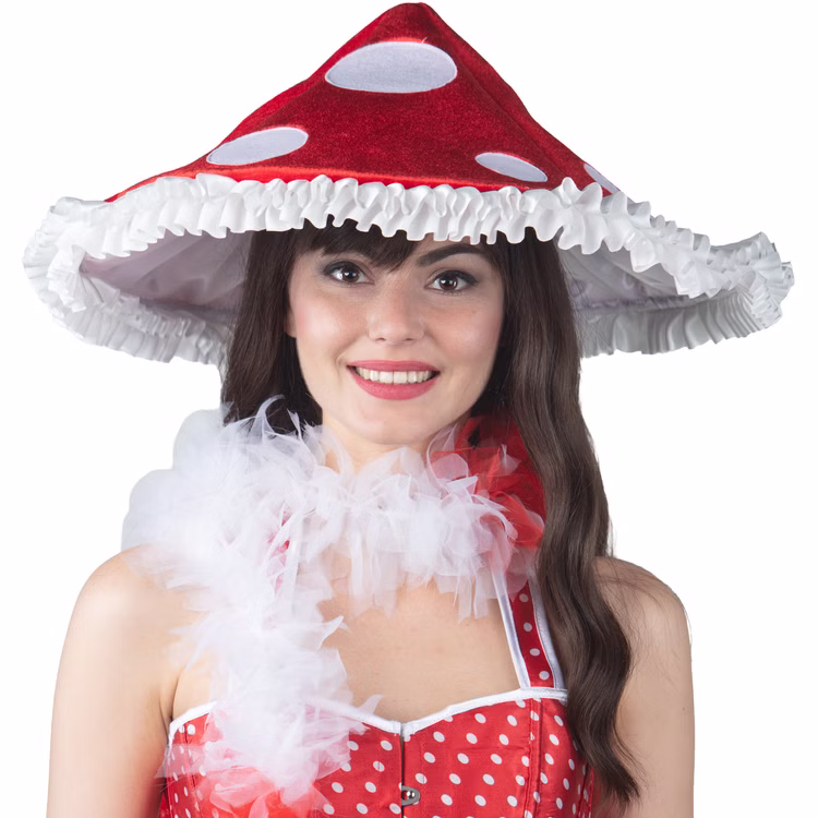 Fliegenpilz Hut Rot mit Punkten und Rüschen Märchen-Hut für Erwachsene Kostüm-Zubehör Fasching Karneval Mottoparty DIY-Kostüme Frontansicht einer lächelnden Frau mit rotem Fliegenpilz-Hut. Der Hut hat große weiße Punkte und einen weißen Rüschenrand. Sie trägt ein rotes Kleid mit weißen Punkten und eine weiße Federboa um den Hals.